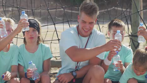 grupo de chicos y chicas caucásicos en el campamento de entrenamiento juntos