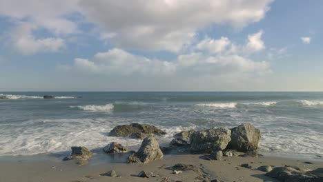 Bucle-Cinematográfico-De-Rocas-En-La-Playa