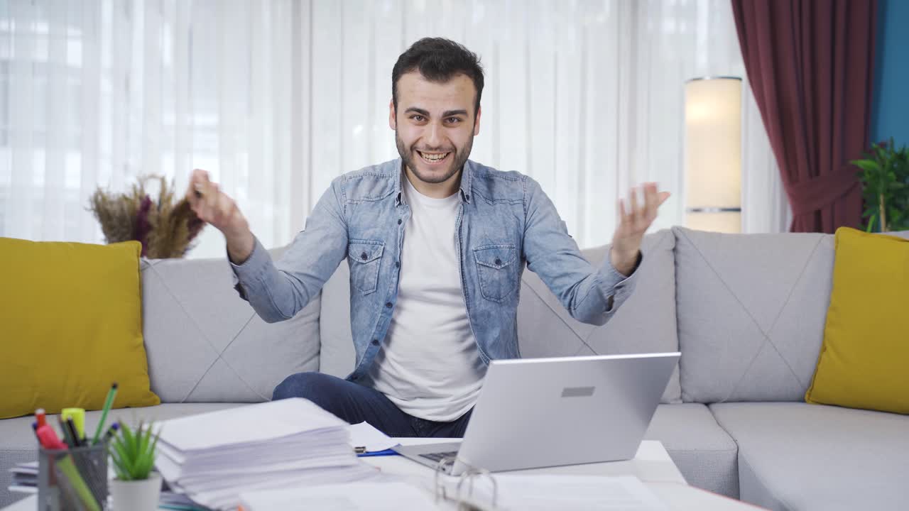 retrato de un hombre de negocios independiente que se regocija por su éxito.
