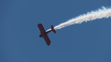 Flugzeug-Führt-Kunstflug-über-Menschenmenge-Durch