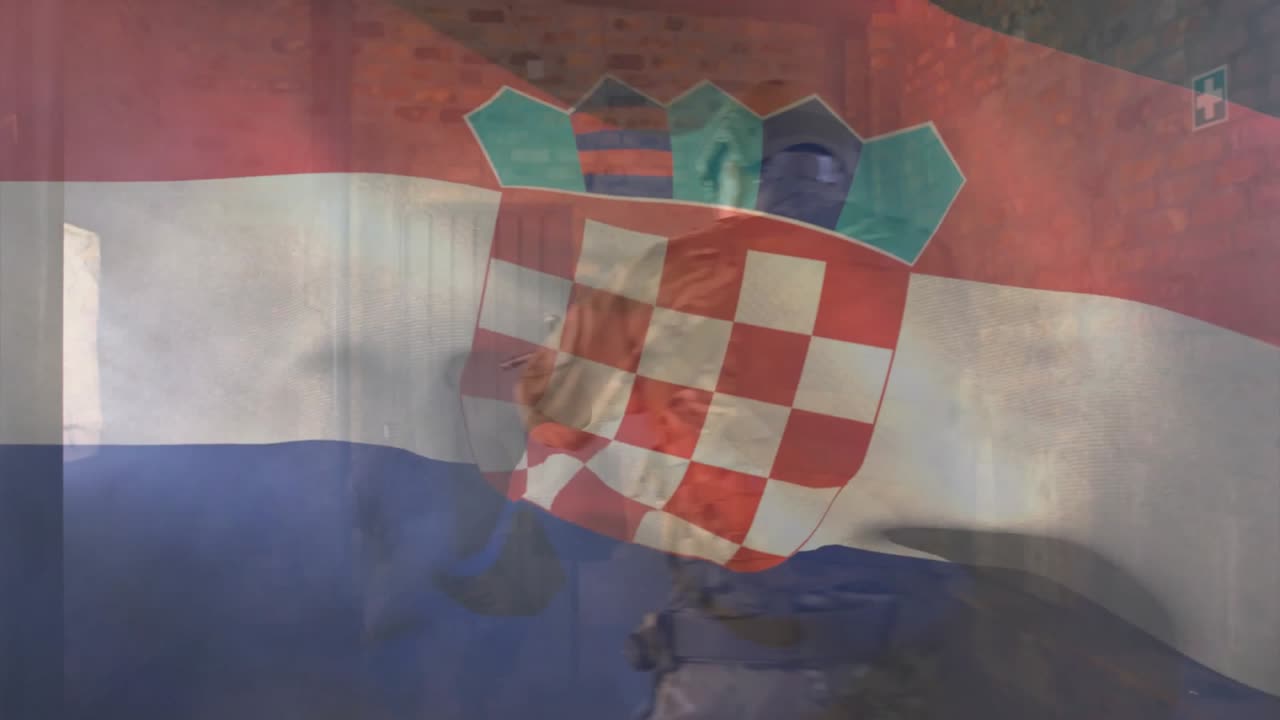 Czteroosobowy zespół taktyczny otwiera drzwi, aby oczyścić korytarz magazynowy, w dymie szkoleniowym.