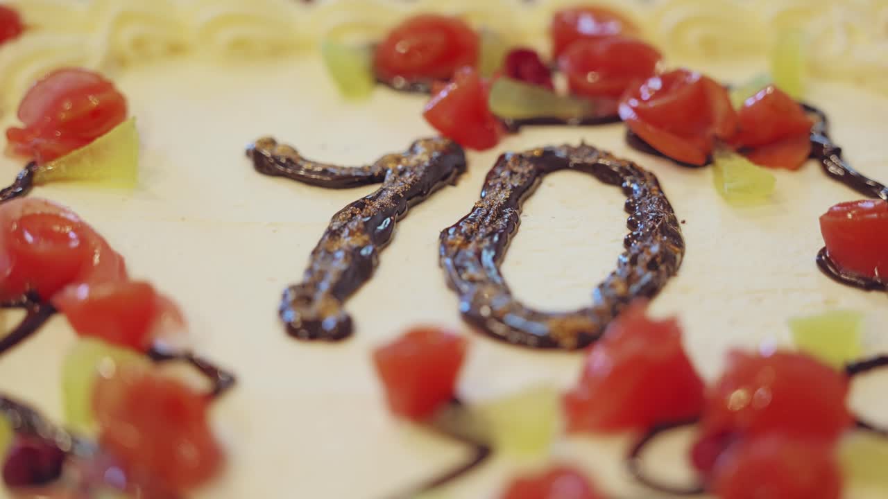 Dessert festivo decorato con un simbolo 70 di cioccolato che celebra un compleanno importante