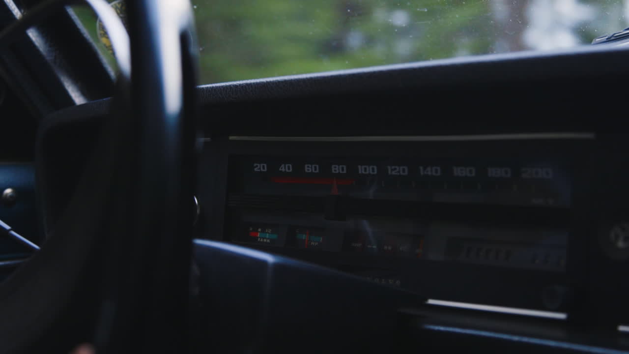 오래된 베테랑 자동차의 멋진 라디오와 속도계