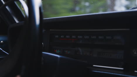 Genial-Radio-Y-Velocímetro-De-Un-Viejo-Coche-Veterano