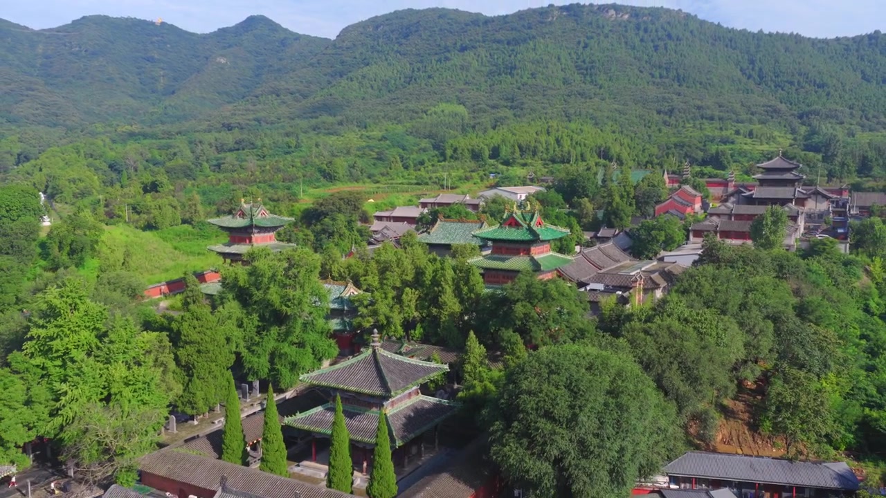 Toàn cảnh Chùa Thiếu Lâm trong sương sớm từ trên cao, di sản văn hóa thế giới ở Hà Nam, Trung Quốc, cái nôi của Thiền tông và Thiếu Lâm Kung Fu. Văn minh Trung Quốc, triết học Trung Quốc.
