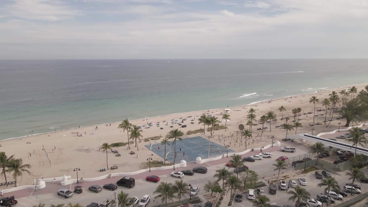 フロリダ州フォートローダーデールのビーチバスケットボールコートに向かって空中から降下