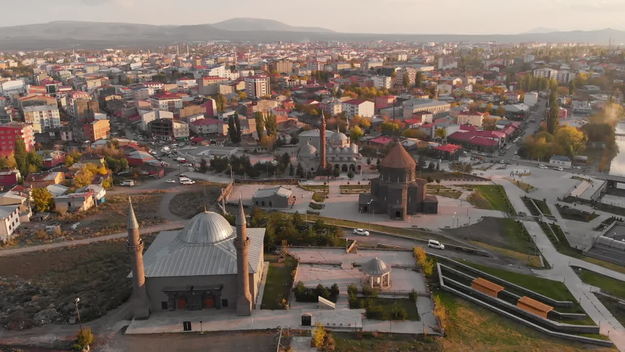 Panoramica aerea della città di Kars al tramonto nella provincia di Kars, Turchia