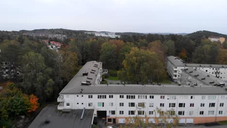 Vista-Aérea-De-La-Zona-Residencial-De-Kortedala-Entre-Los-Bosques-En-Suecia