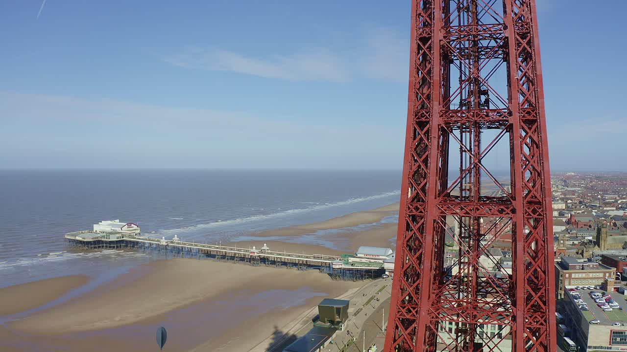 imágenes aéreas, vista de drones, de la famosa torre de blackpool y la playa desde el cielo en un hermoso día de verano en uno de los destinos de vacaciones más populares de gran bretaña, atracciones turísticas junto al mar