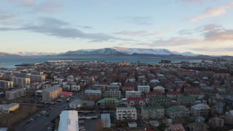 zadziwiający widok z lotu ptaka drona lecącego nad stolicą islandii, reykjaviku, zachód słońca