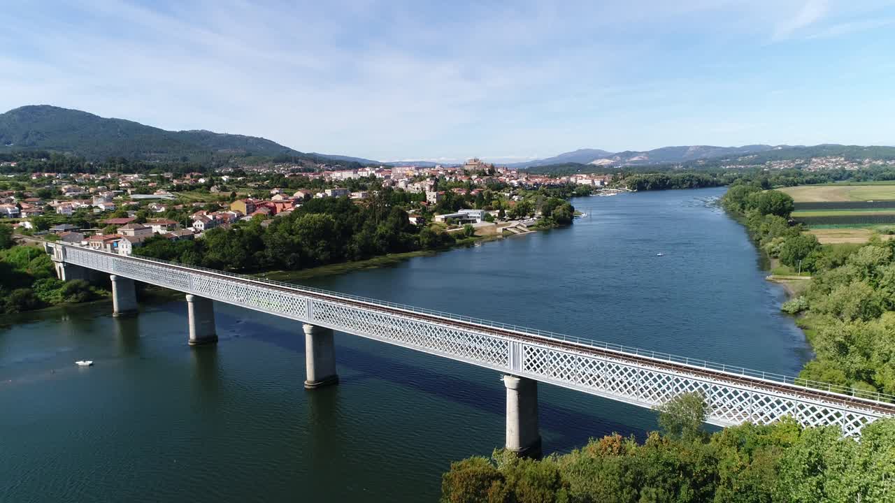 un hermoso valle con un cielo azul de río