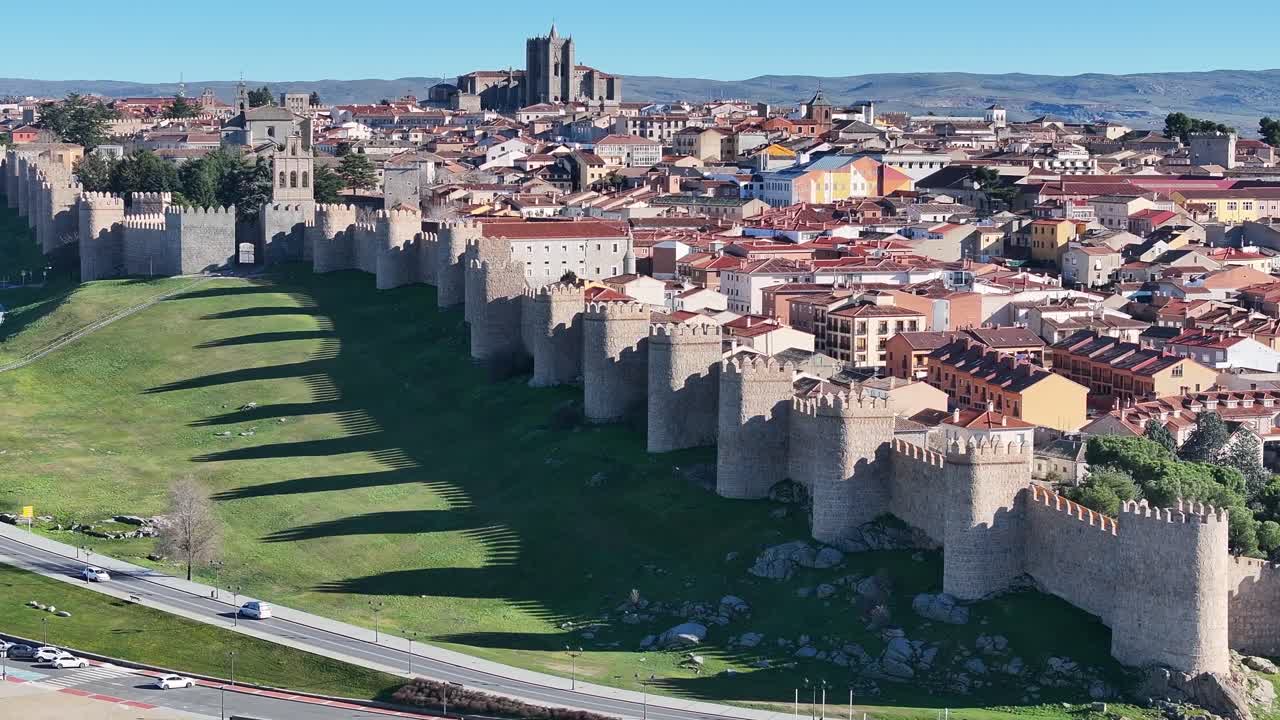 70mm filmagem da cidade de ávila na tela norte com sua encosta de grama projetando a sombra da parede com a entrada impressionante chamada el alcázar que vemos dentro da catedral espanhola