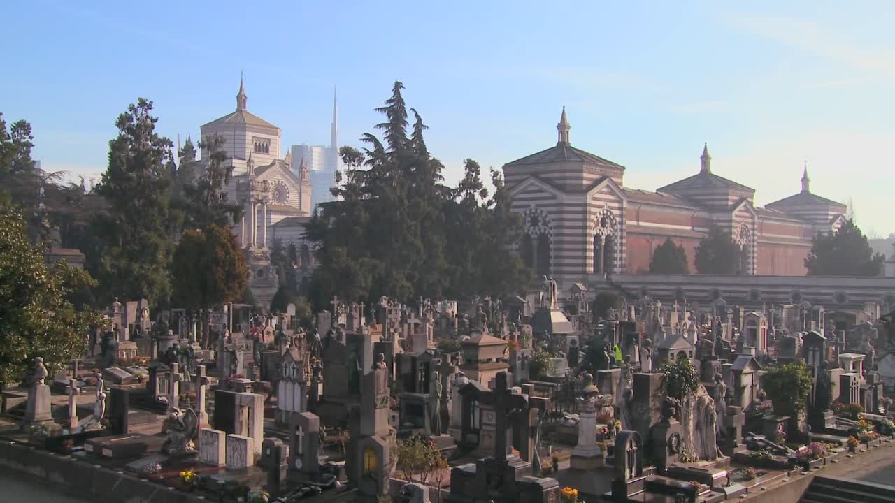 el horizonte moderno de milán italia con un vasto cementerio en primer plano