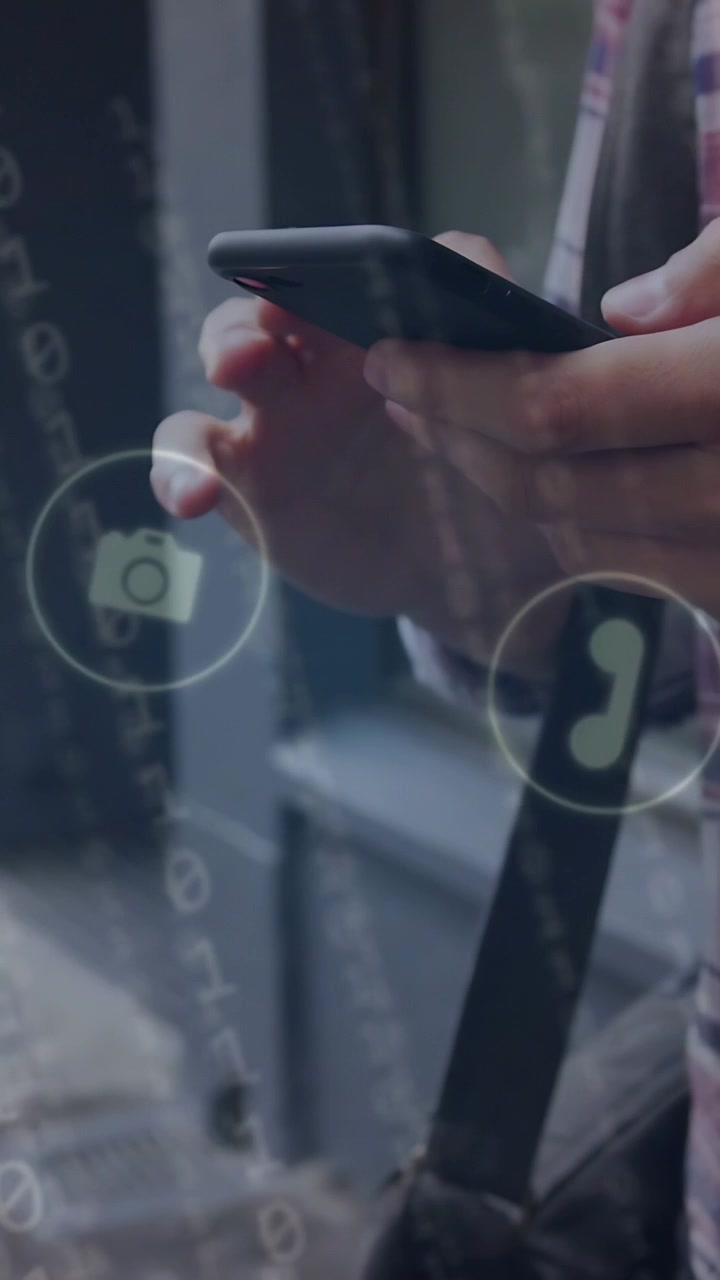 Video verticale: Uomo che tocca il telefono accanto a un bicchiere, icone olografiche che si spostano, sfumando per aprire app di tecnologia.