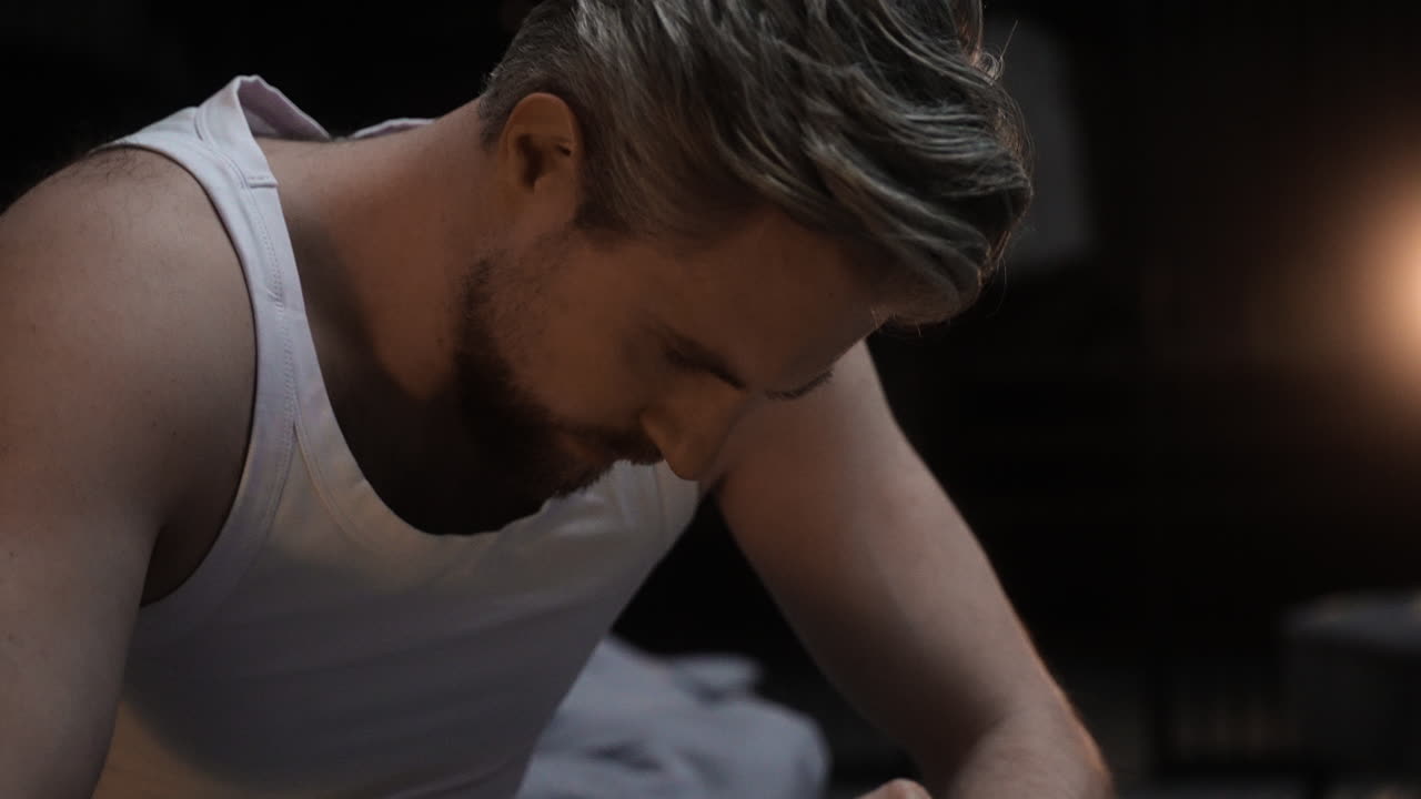 침대에 앉아 있는 남자