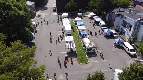Aerial-view-of-a-farmers'-market-in-the-middle-of-the-day