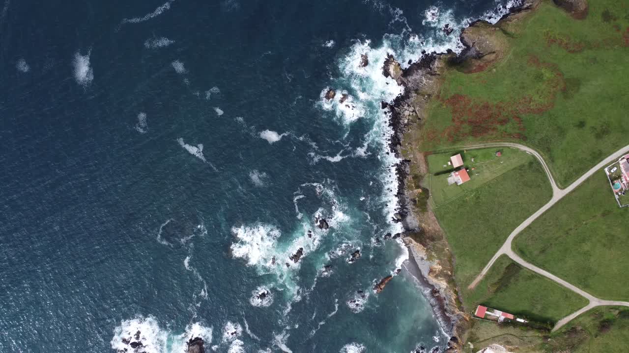 acantilados con olas, filmados desde arriba con el dron, en lanzada en galicia en el norte de españa en el océano atlántico
