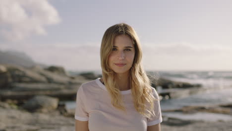 Hermoso-Retrato-De-Mujer-Pensativa-De-Encantadora-Joven-Rubia-Mirando-Pensativo-En-La-Playa