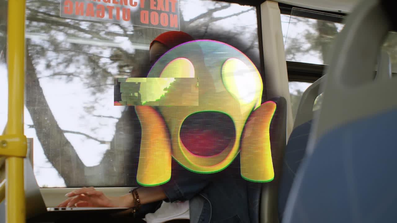 animación de emoji asustado sobre una mujer con hijab usando una computadora portátil