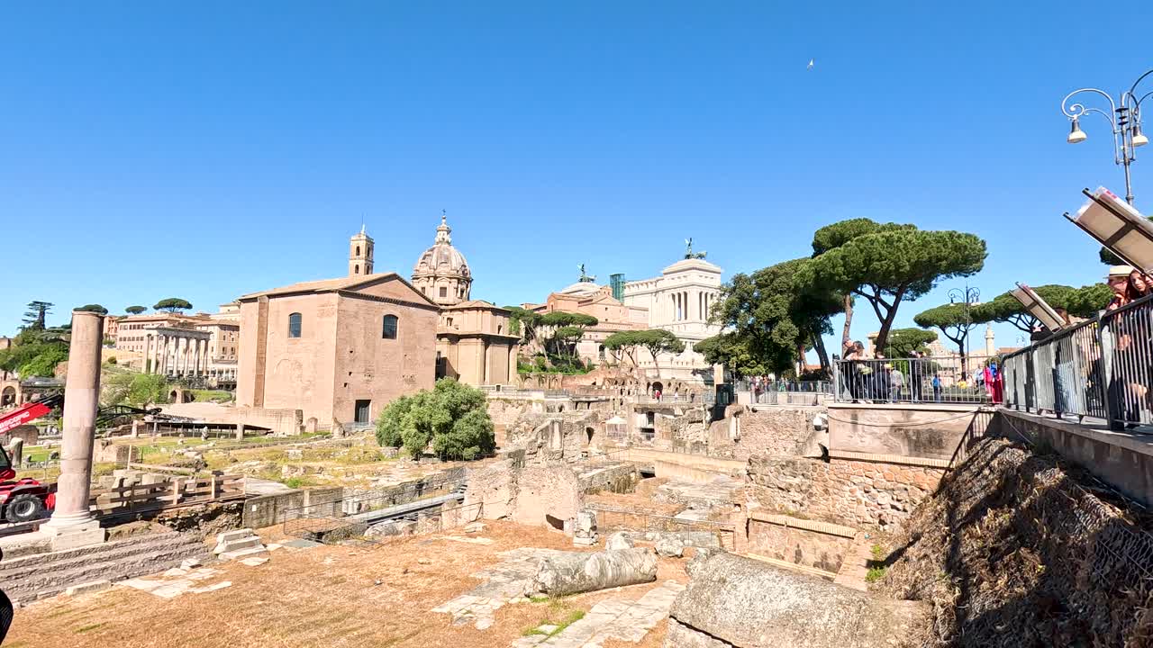 관광객이 이탈리아 로마의 역사적인 장소를 포착합니다.
