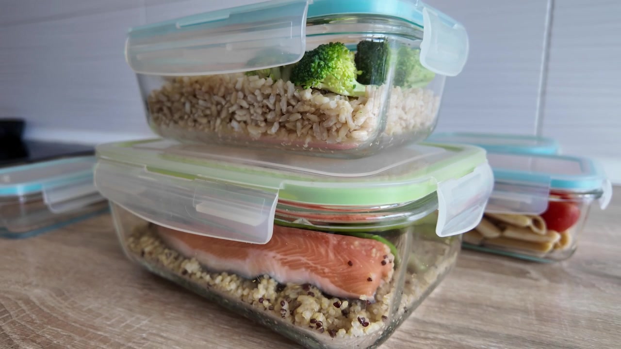 Contenitori per la preparazione dei pasti settimanali pronti per un'alimentazione sana.
