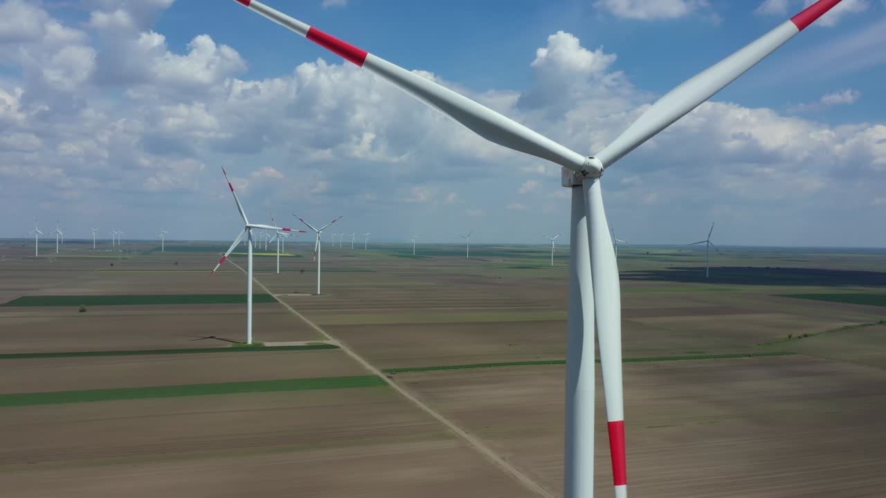여러 풍력 공장, 풍력 발전기, 터빈, 운동 에너지를 변환하여 재생 가능한 깨한 에너지를 생산하는 항공 사진