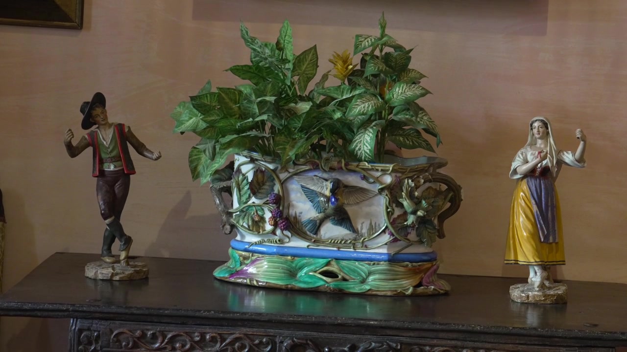Interno della Casa Museo di Antonio Machado con Fioriera in Ceramica