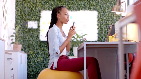 Mujer-De-Negocios-Afroamericana-Casual-Haciendo-Videollamadas-Usando-Una-Computadora-Portátil-En-La-Oficina,-Cámara-Lenta