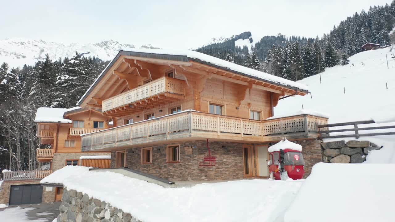 foque de un hermoso chalet de madera al borde del bosque.