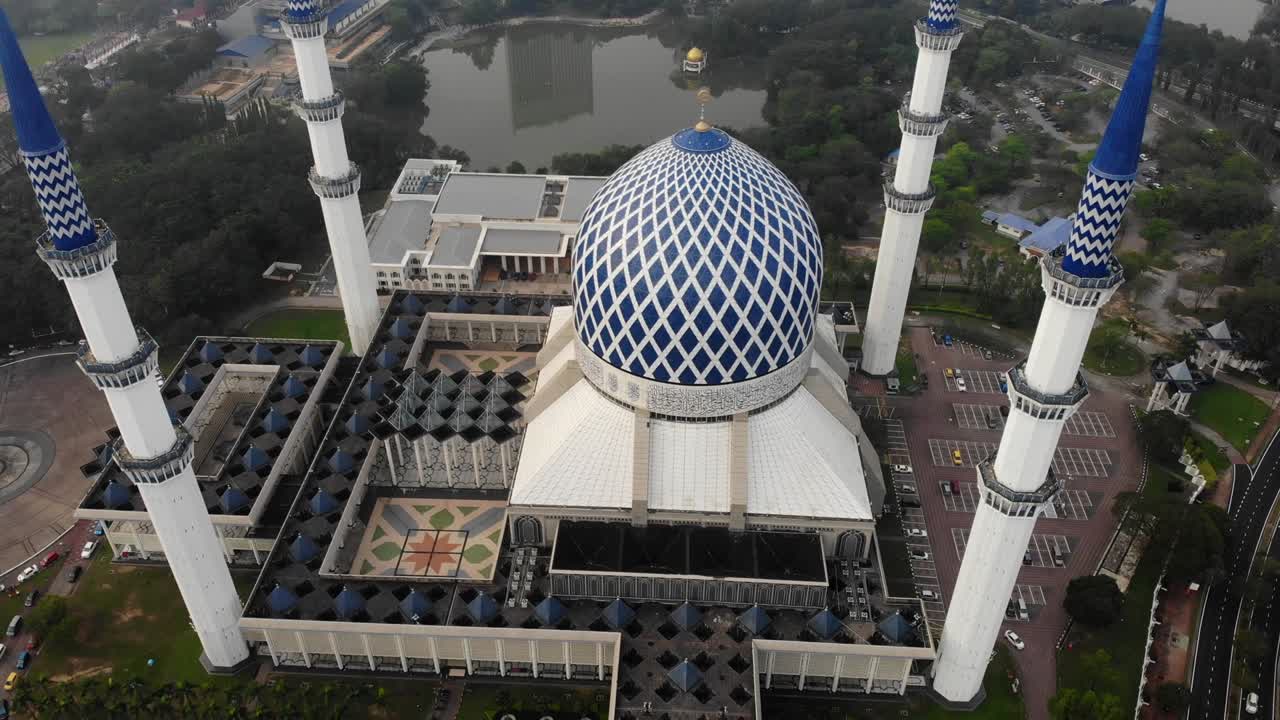 vista aérea de la mezquita del sultán salahuddin abdul aziz o localmente conocida como la mezquita shah alam