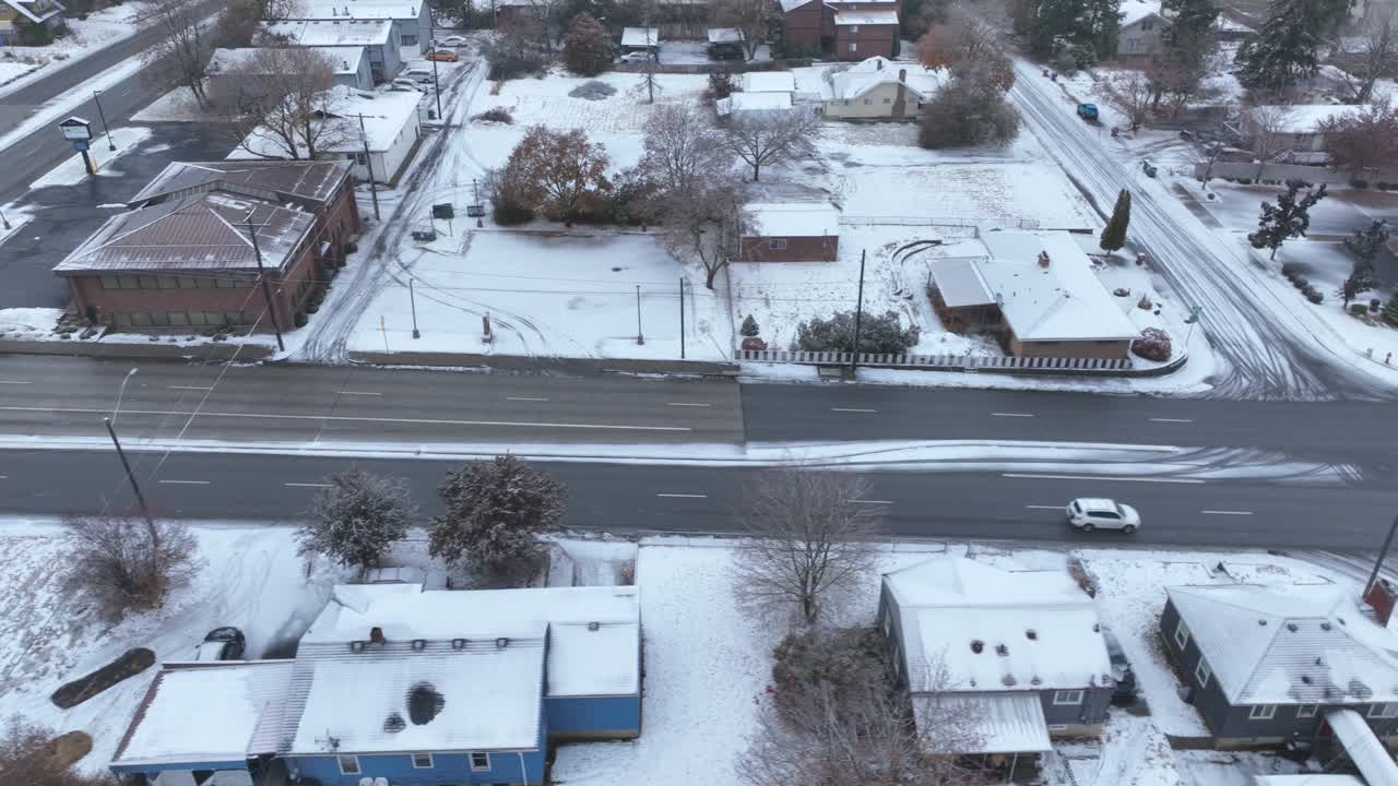 워싱턴 주 스포캔에 있는 대부분 비어 있는 메인 스트리트의 공중 전망