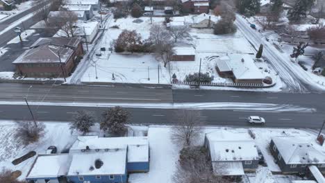 vista aérea de una calle principal casi vacía en spokane, washington