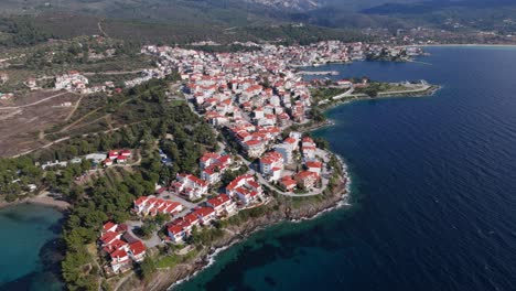 vista panorámica de la ciudad costera de nueva marmaras en sithonia chalkidiki grecia