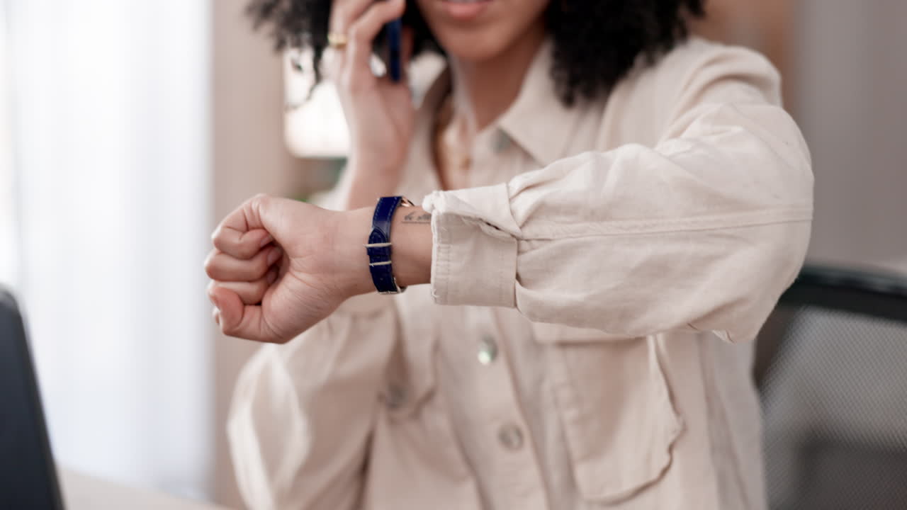 oficina, verificación de la hora y una mujer en una llamada telefónica