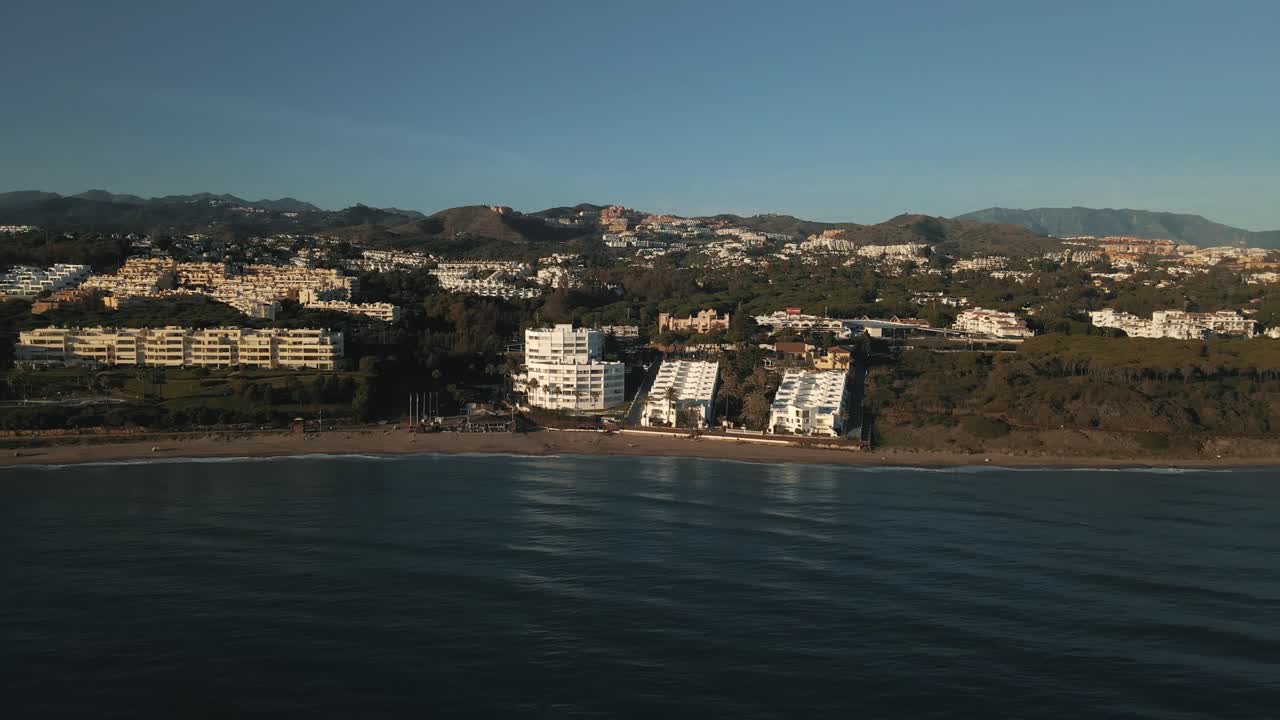 toma aérea de seguimiento de complejos turísticos cerca del mar