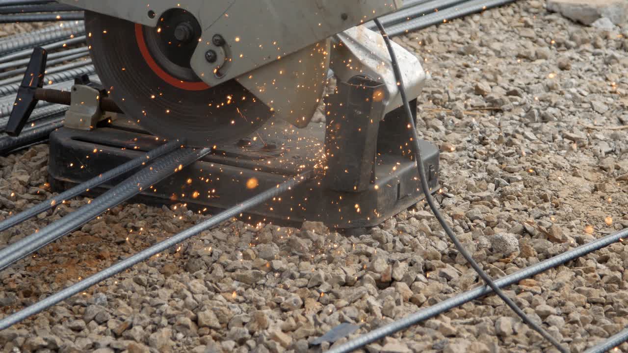 금속을 절단하는 도구 (grinder)