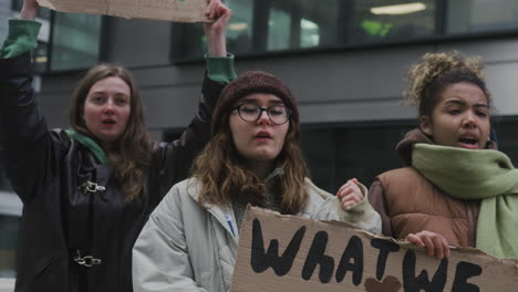 wielokulturowa grupa młodych aktywistek z transparentami protestującymi przeciwko zmianom klimatycznym 1