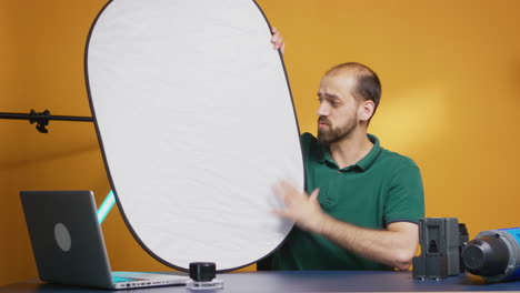 photographer discussing about white reflector