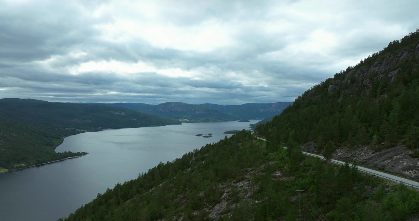 Pemandangan udara lembah danau Fyresdal di Norwegia yang dikelilingi pegunungan berhutan dalam gerakan lambat
