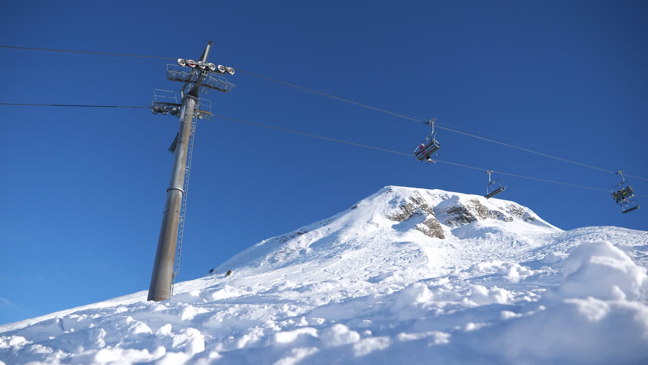 zona de esquí en los alpes suizos con gente y telesillas en la zona de esquí de invierno de beckenried