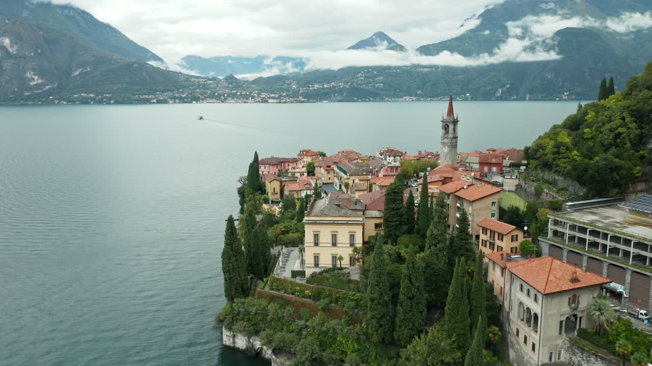 aerial: ferry que sale de la ciudad de varenna en el lago como