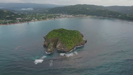 tomada lejana de la isla de cabaret y la ciudad en el fondo