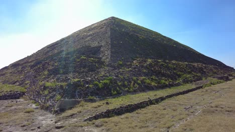 conozca de cerca la magnífica pirámide de teotihuacán, mientras disfruta del resplandor del halo radiante del sol.