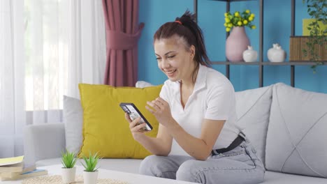 una joven feliz que envía mensajes de texto.