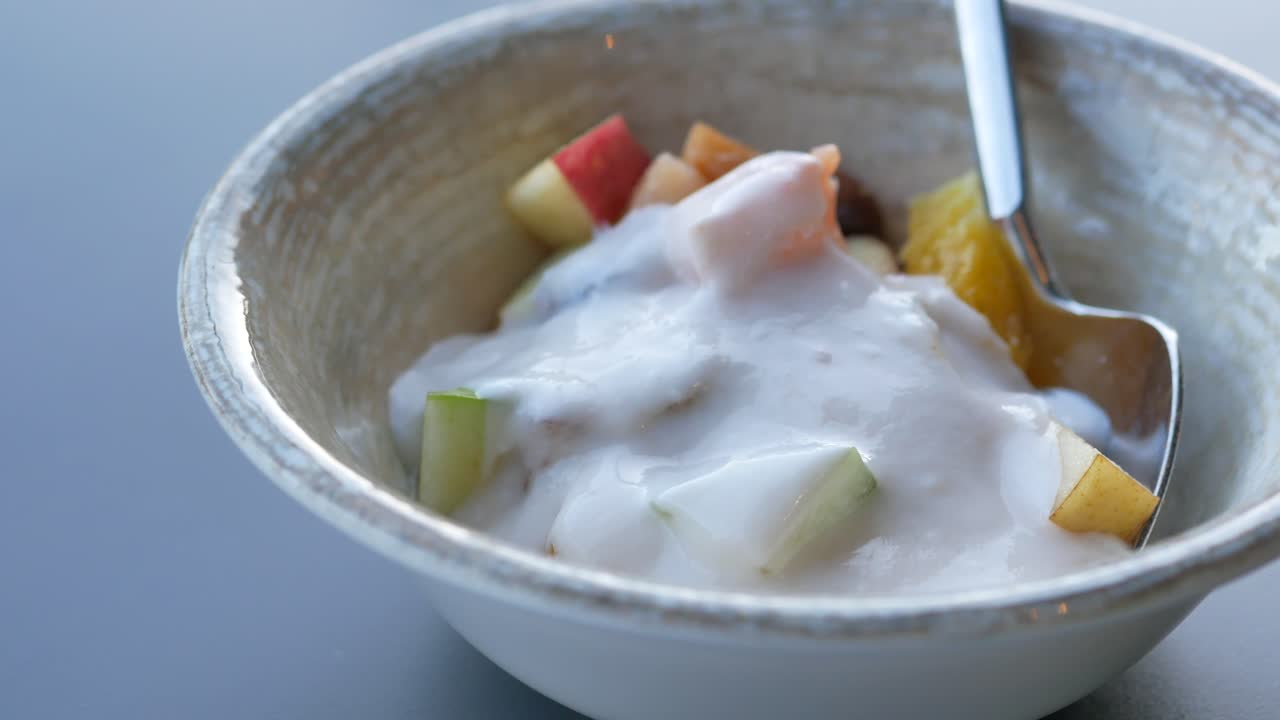 yogur fresco en un tazón en la mesa