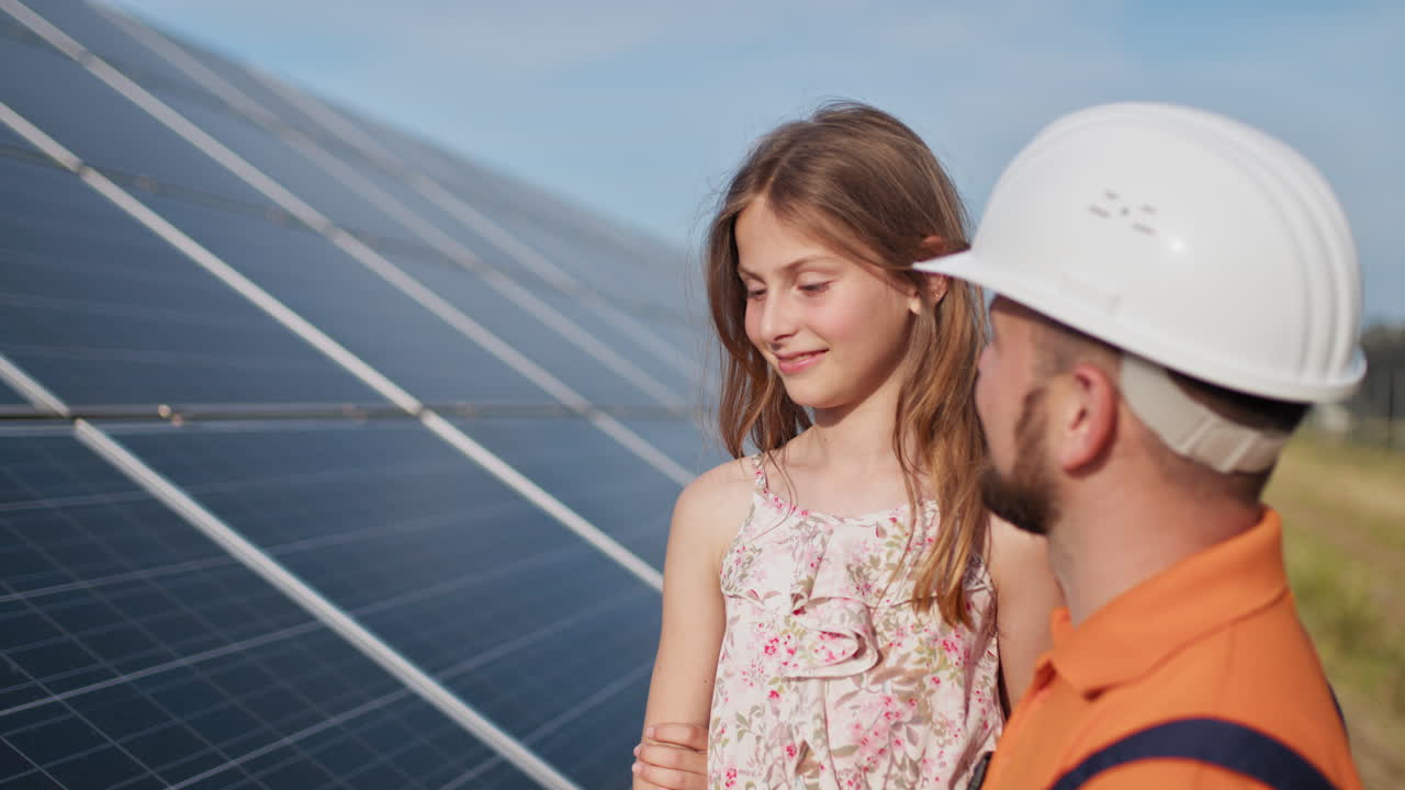 ребенок и работник на солнечной ферме