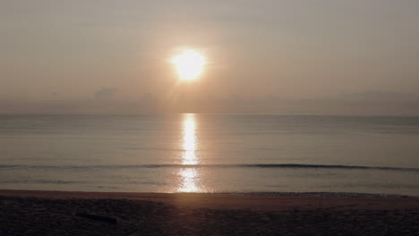 Amanecer-Sobre-El-Océano-En-Calma-En-El-Oeste-De-Malasia