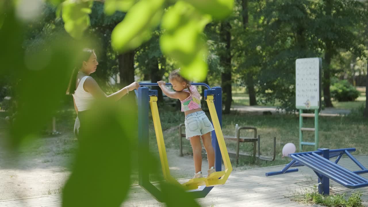 madre y hija embarazadas haciendo ejercicio en el gimnasio al aire libre