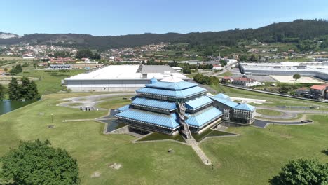 vista aérea de un moderno edificio de oficinas