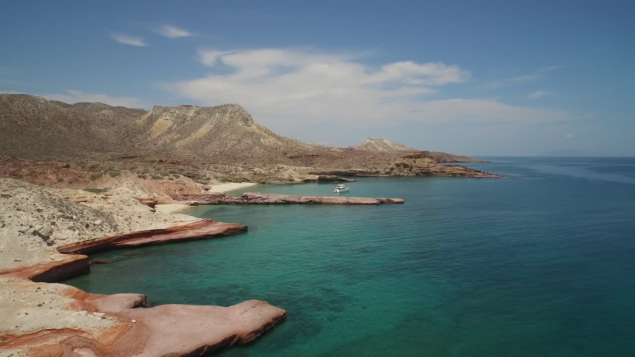 toma aérea de impresionantes playas escondidas en punta colorada, mar de cortez